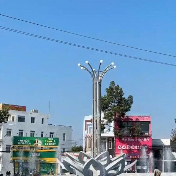 Đài sen đá Granite khối tại Công viên Nguyễn Huệ , thị xã La Gi, Bình Thuận